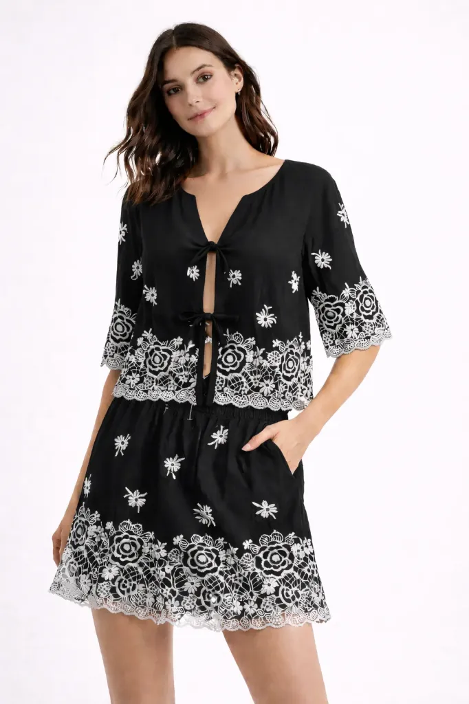 SET  DE FALDA SHORT NEGRO CON BORDADO DE FLORES BLANCAS