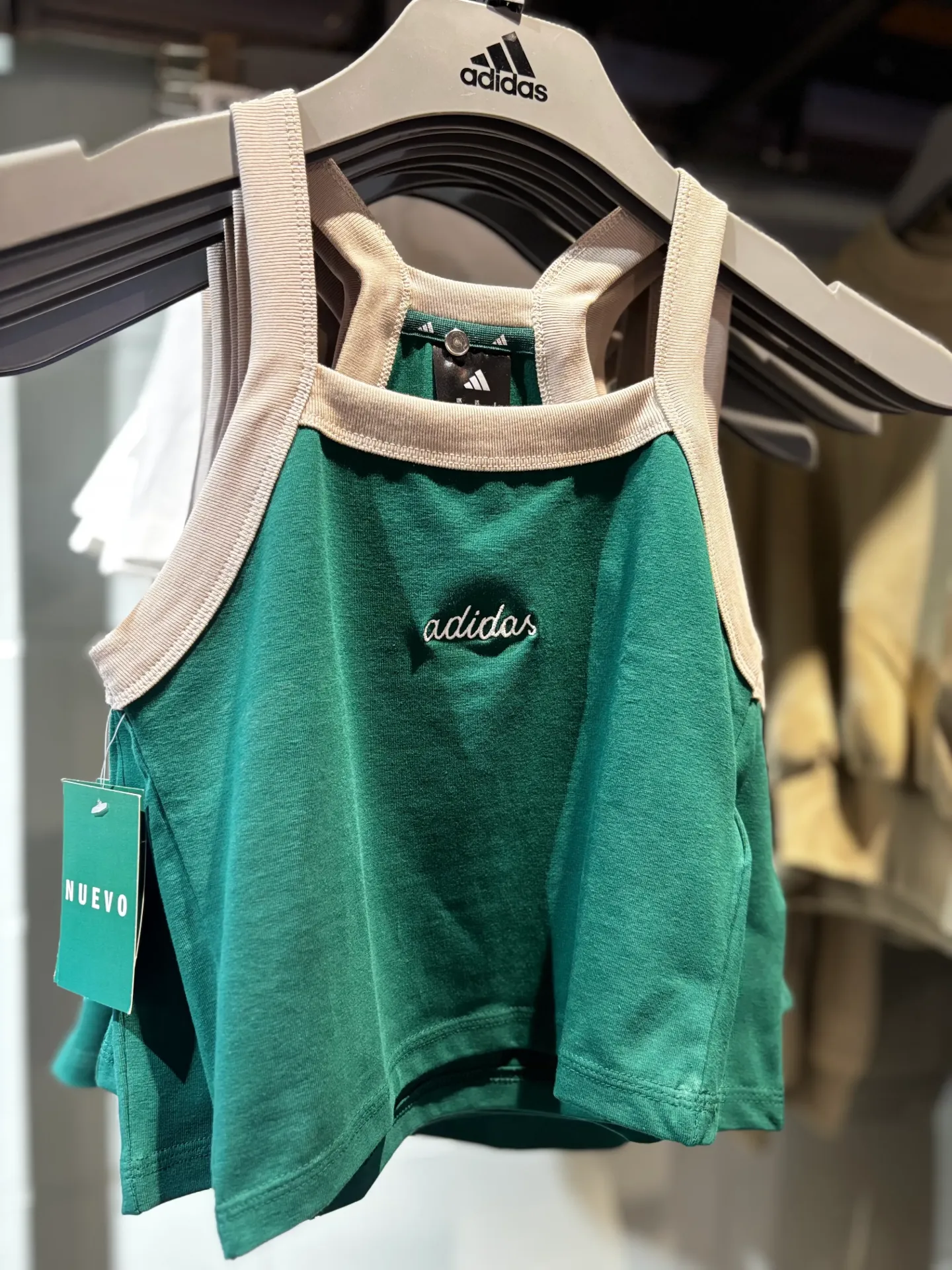 ADIDAS TOP VERDE CON LOGO TEJIDO